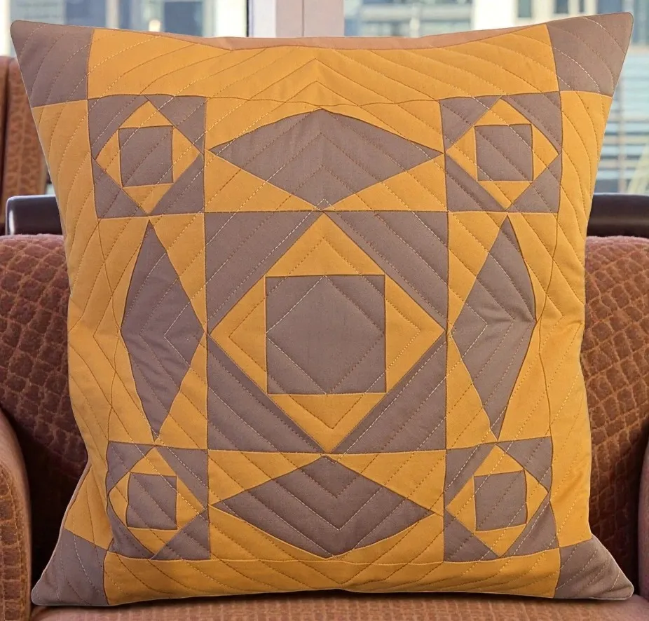 Cushion with geometric pattern in yellow and gray, made of cotton