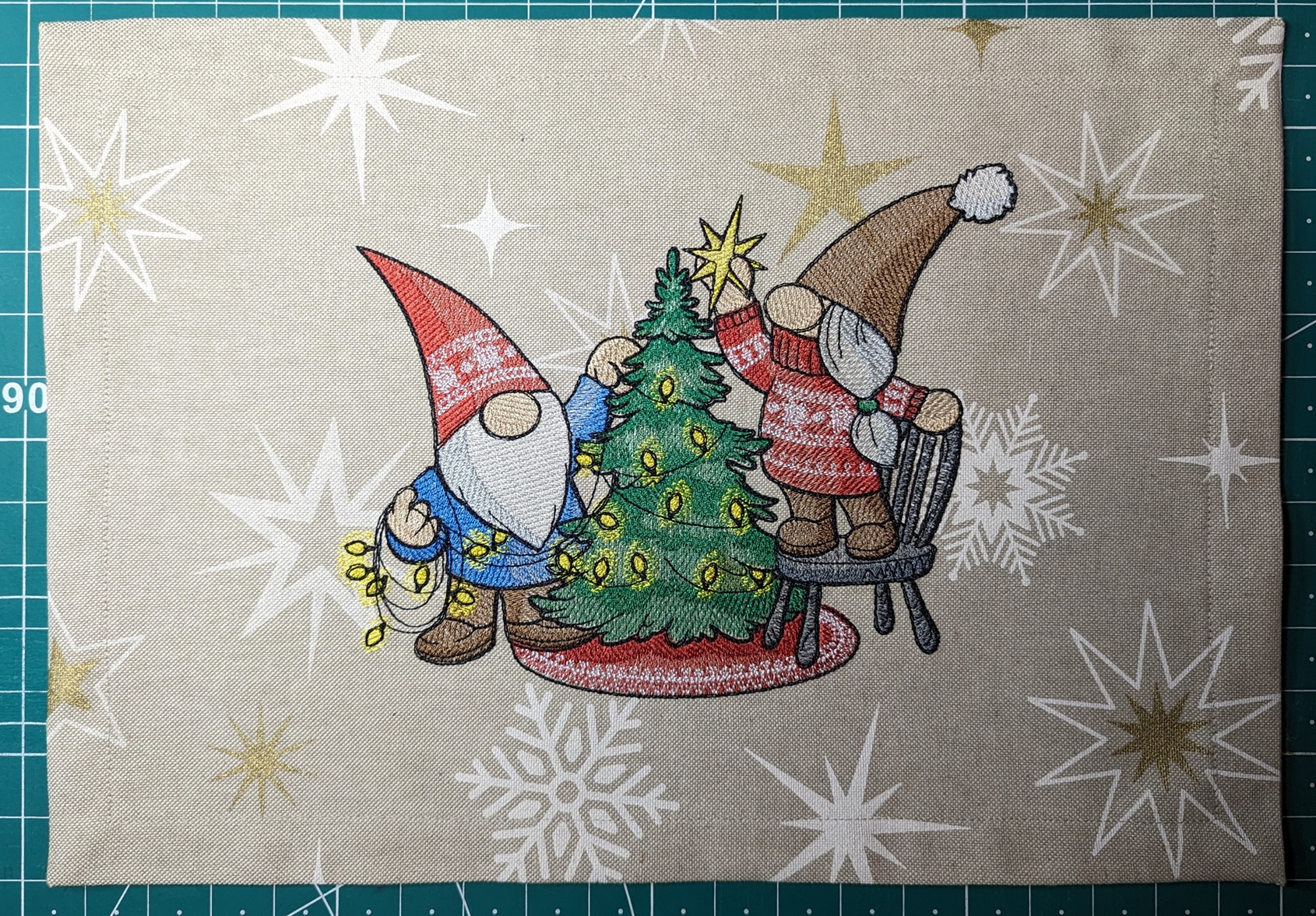 Platzdecke 'Gnome mit Weihnachtsbaum' von Emblibrary