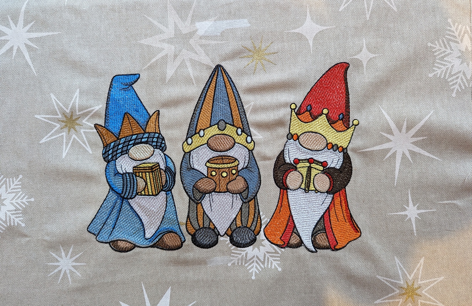 Platzdecke 'Die drei heiligen Gnome' von Emblibrary