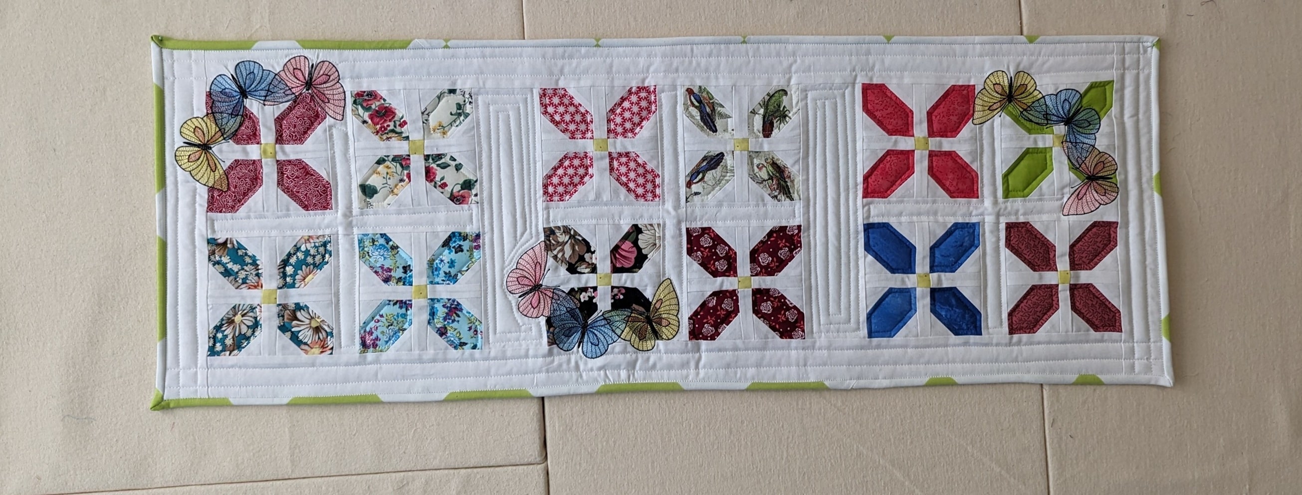 Tischläufer 'Bunter Frühling' von Schmetterlinge: Emblibrary, Quiltblock: Liza Decor